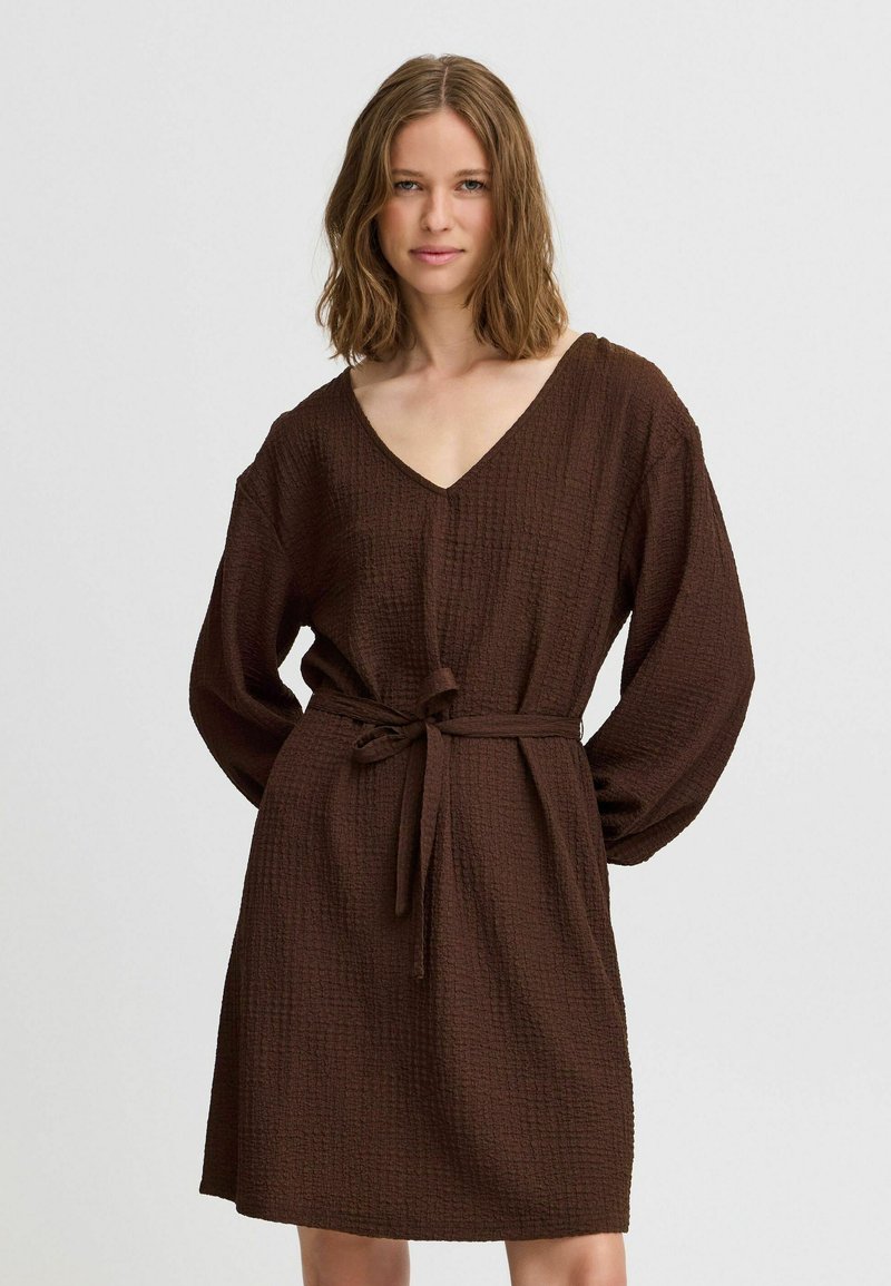 Robe enveloppante marron texturée avec un décolleté en V, des manches longues et une ceinture à nouer à la taille. Tissu tissé avec un motif à quadrillage subtil.