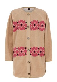 Beige fleece jacket met een ronde halslijn, voorkant met knopen en roze geometrische patronen die worden benadrukt door zwarte details. Zachte textuur, mouwlengte tot halverwege de arm.