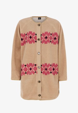 Beżowa polarowa kurtka z okrągłym dekoltem, z przodu zapinana na guziki, z różowymi geometrycznymi wzorami podkreślonymi czarnymi detalami. Miękka tekstura, rękawy o średniej długości.