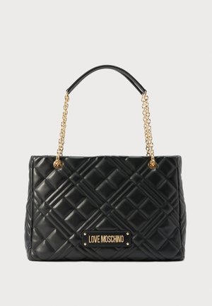 Crna torba od prošivene kože s naramenicama od zlatnog lanca i zlatnom pločicom s logotipom "LOVE MOSCHINO" sprijeda.