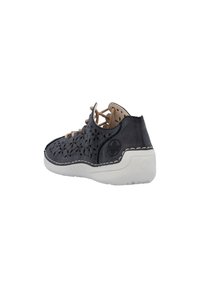 Scarpa in pelle intrecciata nera con lacci beige, suola in gomma bianca, tacco arrotondato e design a fiori intagliato nella parte superiore.