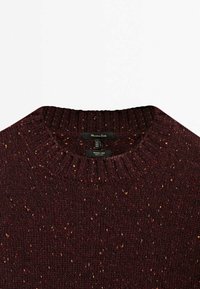 Pull en tricot bordeaux foncé avec des taches multicolores, col rond côtelé, et étiquette noire de la marque Massimo Dutti.