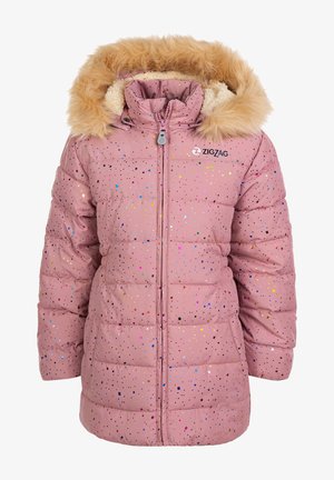 Puffiger rosa Mantel mit horizontalen Nähten, mit Fell besetzter Kapuze, gesprenkeltem Muster, kombiniert mit schwarzen Hosen und rosa Winterstiefeln.