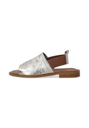 Metalické stříbrné skluzné sandály s otevřenou špičkou, elastickým popruhem na patě a hnědou podrážkou. Hladký povrch a minimalistický styl.