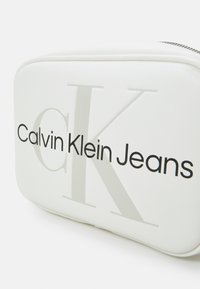 Calvin Klein Jeans SCULPTED CAMERA MONO - Torba preko tijela - bright white