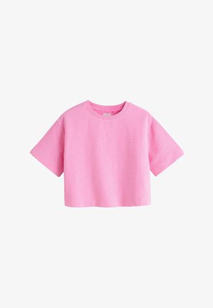 Rövid, rózsaszín, kerek nyakú, rövid ujjú, texturált anyagból készült, derékig érő póló fehér háttéren.