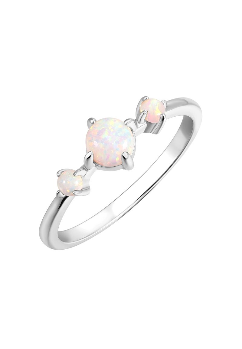 Silvring med en central opalsten omgiven av två mindre opaler, alla fästa i klorna av prongar, med en polerad band.