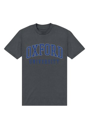 Ciemnoszara koszulka z krótkim rękawem z "OXFORD" dużymi niebieskimi literami oraz "UNIVERSITY" mniejszymi niebieskimi literami poniżej z przodu.