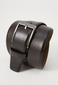 Cinturón de cuero marrón texturizado con una hebilla de metal plateada grabada con "BOSS", que presenta un diseño elegante y costuras pronunciadas.