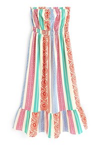 Robe d'été multicolore sans bretelles présentant un buste smocké, avec des rayures verticales de motifs rouges, verts, bleus et roses, et un ourlet froncé.