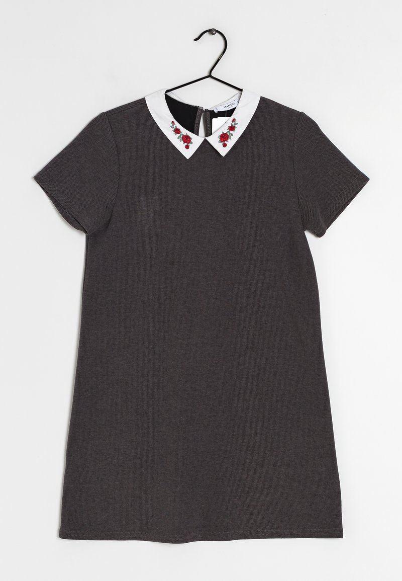 Robe gris foncé à manches courtes avec col blanc brodé de roses rouges, accrochée sur un cintre noir sur fond blanc.