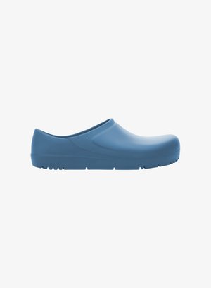 Zoccoli in gomma blu con punta arrotondata, texture liscia e tacco basso. Suola con battistrada per una buona presa, con design minimalista e senza dettagli visibili.