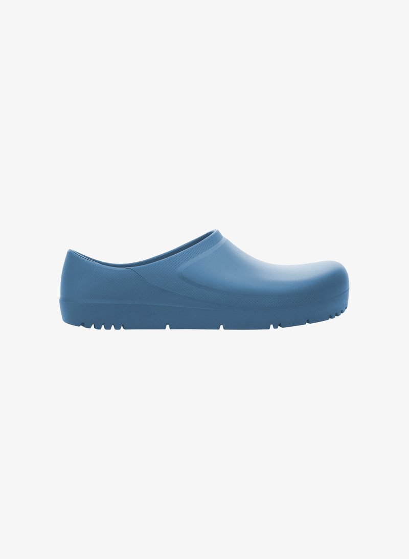 Sabots en caoutchouc bleu avec un bout arrondi, texture lisse et petit talon. Semelle crantée pour l'adhérence, avec un design minimaliste et sans accents visibles.