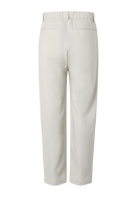 Pantalon beige droit avec taille élastique et deux poches passepoilées à l'arrière, vu de dos sur fond blanc.