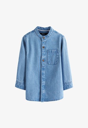 Hellblaues Jeanshemd mit langen Ärmeln, einem Mandarinkragen, drei Holzknöpfen vorne und einer Brusttasche auf der linken Seite.