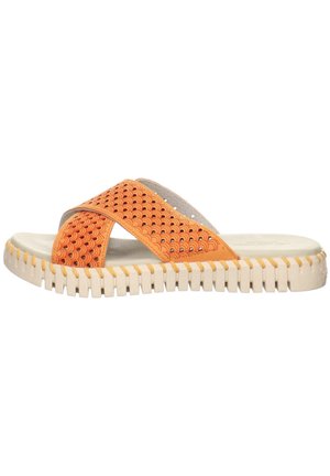 Sandales à brides croisées orange avec un dessus texturé et une semelle en caoutchouc beige présentant un motif strié pour une meilleure adhérence.