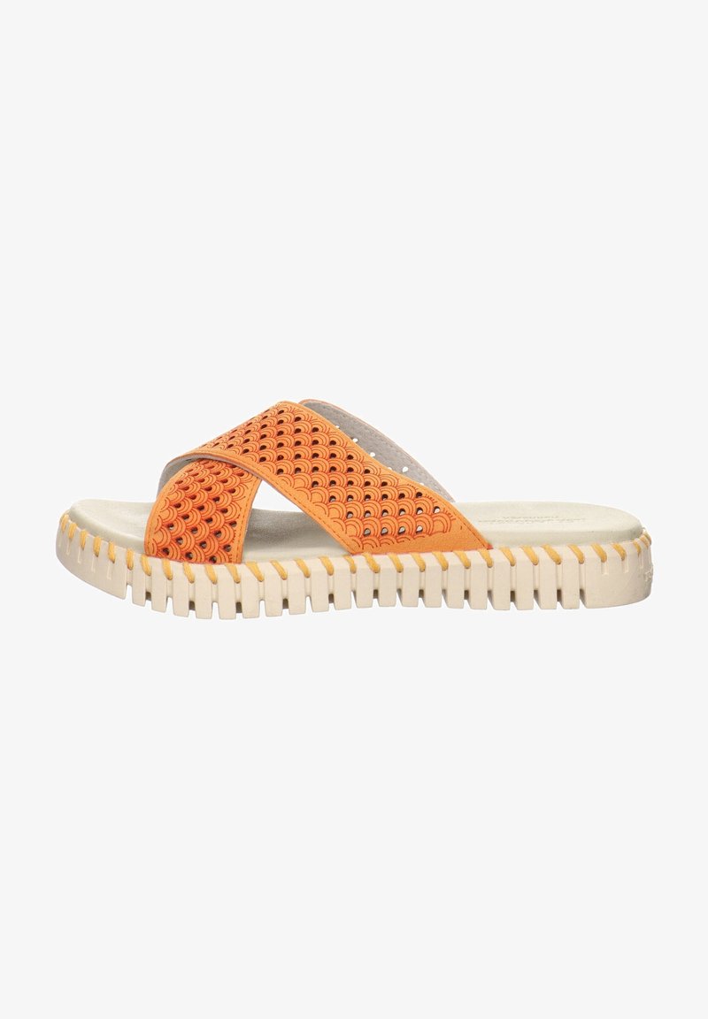 Sandales à brides croisées orange avec un dessus texturé et une semelle en caoutchouc beige présentant un motif strié pour une meilleure adhérence.