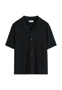 Chemise noire à manches courtes avec un motif en diamants texturé, dotée d'un col bateau et d'une fermeture par boutons sur le devant. Tissu doux et coupe décontractée.