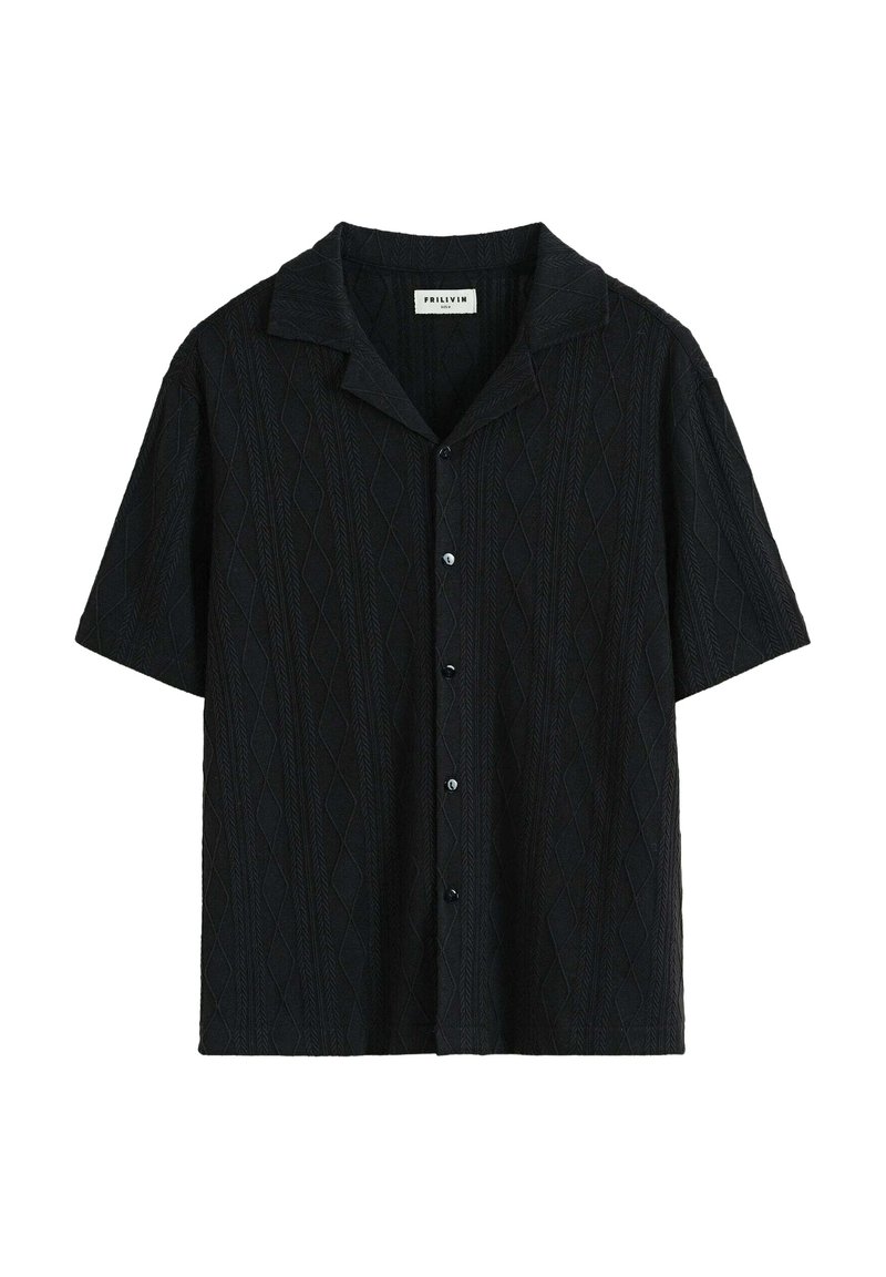 Chemise noire à manches courtes avec un motif en diamants texturé, dotée d'un col bateau et d'une fermeture par boutons sur le devant. Tissu doux et coupe décontractée.