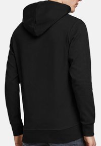 Zwarte hoodie met een trekkoordcapuchon, geribbelde manchetten en tailleband. Glad textuur van de stof zonder zichtbare patronen of logo's.