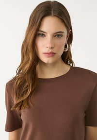 Stradivarius REGULAR FIT - T-Shirt basic - dark brown