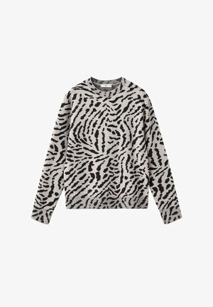 Beige gebreide trui met een zwart zebra-print patroon; ronde halslijn, lange mouwen, ribbelmanchetten en -zoom. Zachte textuur, casual ontwerp.