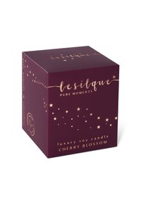 Scatola viola scuro con testo dorato, presenta stelle e l'etichetta "Cherry Blossom". Contiene una candela di soia di lusso, accentuando il design elegante e la texture.