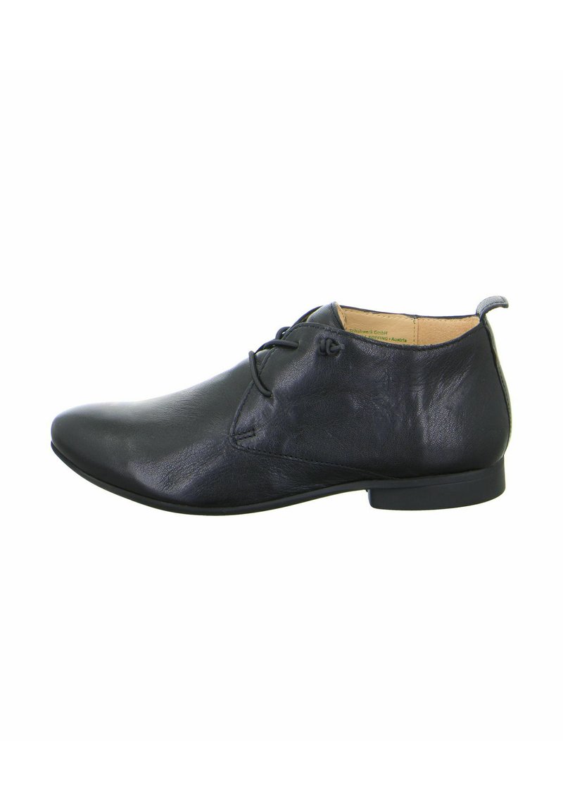 Schwarzer Lederschuh mit spitzem Zeh, niedrigem Absatz und minimalistischem Schnürdesign, das dezente Nähte und eine glatte Textur aufweist.