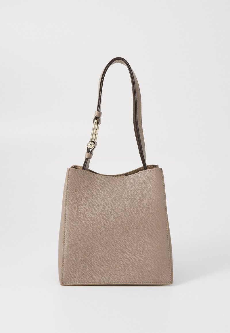 Borsa tote in pelle marrone con finitura texturizzata, dotata di una maniglia sottile fissata da una clip in tono oro. Apertura superiore con bordi morbidi e arrotondati.