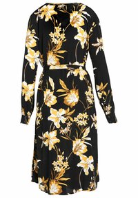 Robe noire à fleurs avec de longues manches, présentant des fleurs jaunes et blanches, une taille ceinturée et des poignets boutonnés. Tissu lisse avec une silhouette fluide.