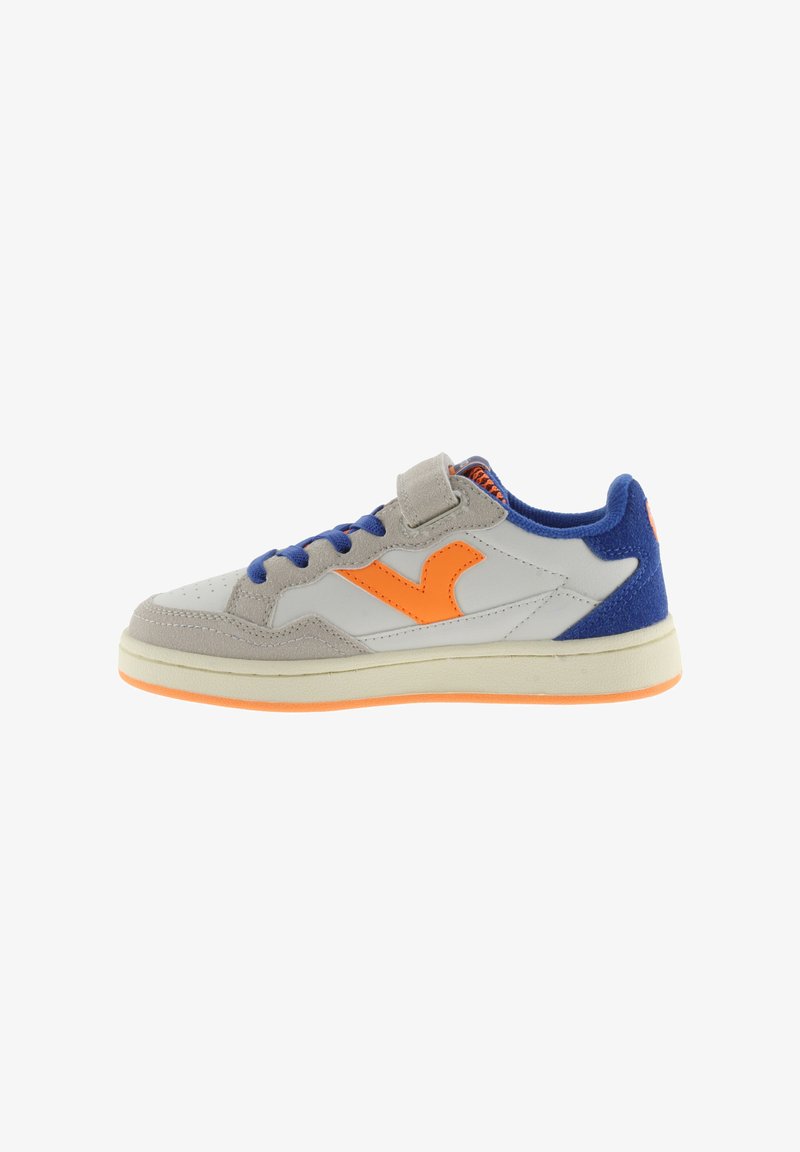 Zapatillas con parte superior de cuero gris, detalles en naranja y azul marino, y una correa de velcro. Presentan una sección de ante texturizado y una suela de goma.