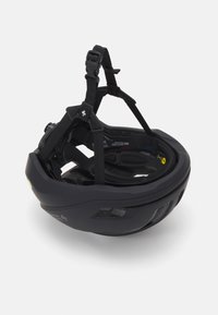 Czarny kask rowerowy o aerodynamicznym kształcie, z regulowanymi paskami i wieloma otworami wentylacyjnymi. Posiada wyściełane wnętrze dla komfortu.