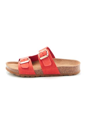 Sandalo slide in suede rosso con due fibbie regolabili argentate e suola in sughero strutturata su sfondo bianco.