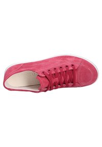 Roze suède sneaker met een afgeronde neus, contrasterende witte zool, zes oogjes voor veters en subtiele stikseldetails.