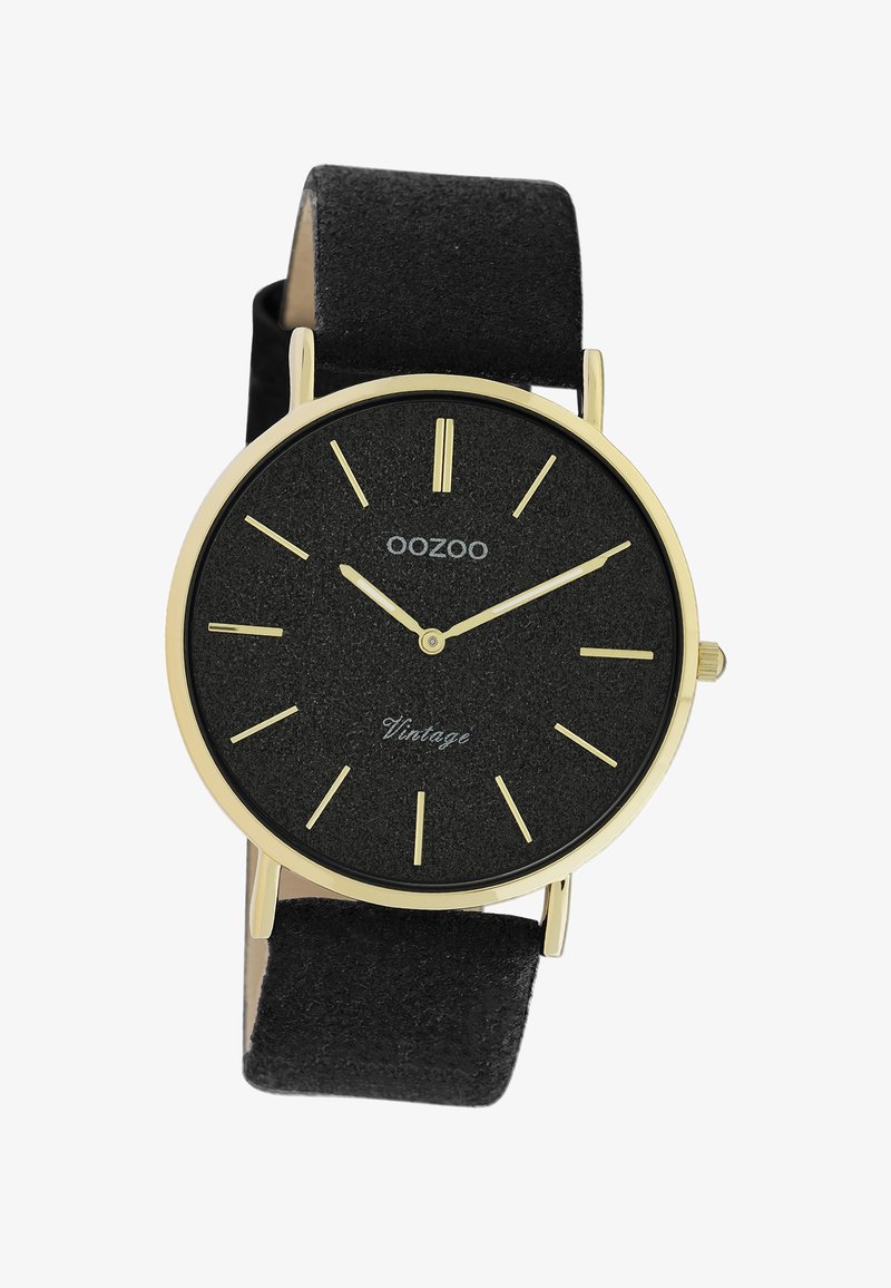 Montre OOZOO avec un cadran texturé noir, des index d'heure dorés et des aiguilles dorées, montée sur un bracelet en suede noir. Présente un design minimaliste.