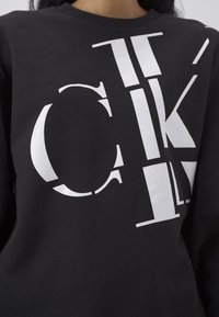 Calvin Klein Jeans RELAXED CREW NECK SCATTERED LOGO UNISEX - Sweatshirt - black