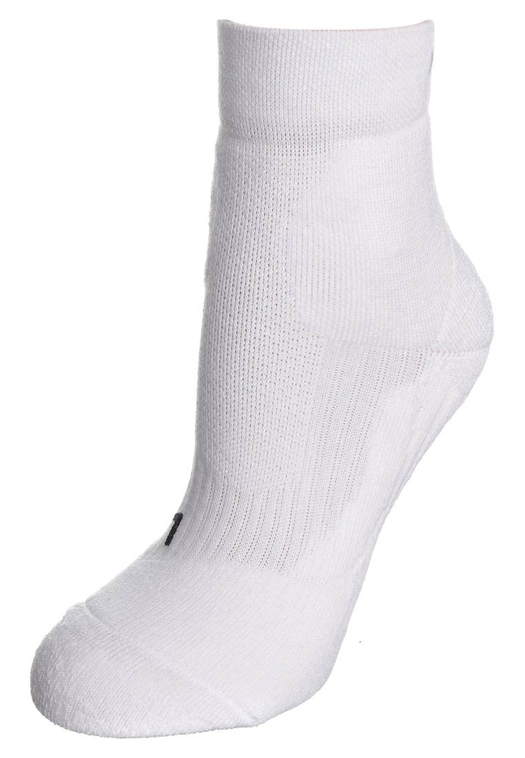 Calzino bianco alla caviglia realizzato in un tessuto elasticizzato e leggero. Presenta una cima a costine, una superficie liscia e un logo nero accentato sul lato.