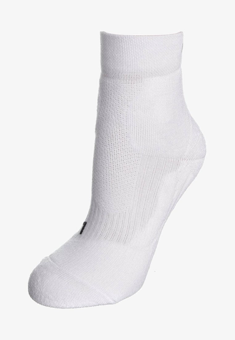 Calzino bianco alla caviglia realizzato in un tessuto elasticizzato e leggero. Presenta una cima a costine, una superficie liscia e un logo nero accentato sul lato.