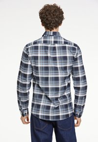 Camicia a quadri da uomo in blu navy, bianco e azzurro chiaro, con maniche lunghe, polsini con bottoni e orlo curvo. Realizzata in un tessuto leggero.