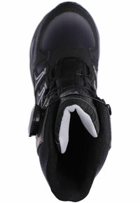 Zapatilla deportiva negra con un diseño de caña alta, parte superior de malla y sintética, suela texturizada y un sistema de cordones con dial para un ajuste seguro.