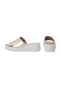 Metallic guld slide sandaler med en bred rem, beige foring og en hvid platformsål med teksturerede riller.