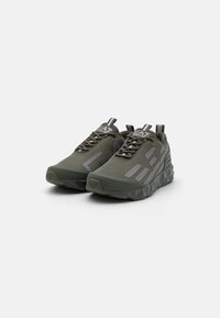 EA7 Emporio Armani ULTIMATE KOMBAT UNISEX - Sportcipő - triple beetle/silver
