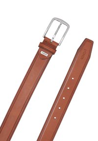 Hnědý kožený pásek se stříbrnou obdélníkovou sponou, s hladkou texturou, pěti dírkami a logem na poutku pásku.