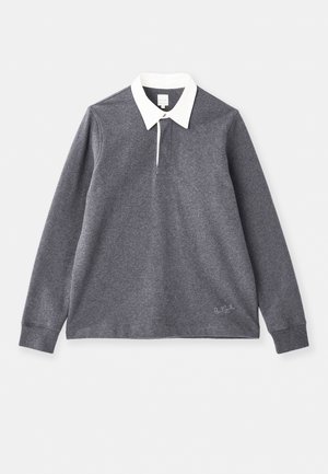 Grå langermet polo skjorte laget av bomullsmiks med hvit krage. Har en knappestolpe og brodert logo på kanten.