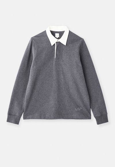 Polo gri cu mânecă lungă, fabricat dintr-un amestec de bumbac, cu guler alb. Prezintă o închidere cu butoane și un logo brodat pe tiv.