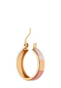 Zlaté kruhové náušnice s zakřiveným designem, které mají hladký povrch a růžový malovaný akcent v jedné části. Vhodné pro propíchnuté uši.