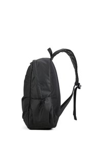 Zaino nero con un design snello, dotato di spallacci imbottiti, un tessuto testurizzato e una chiusura a coulisse frontale.