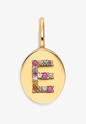 Zlatý prívesok v oválnom tvare s ozdobným písmenom "E" z rôznych farebných drahokamov: ružovej, fialovej, žltej a čírej.