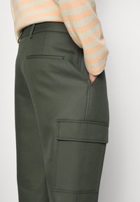 BOSS PERIN - Calças cargo - open green