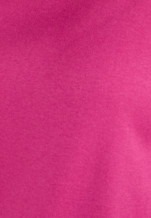 Tissu fuchsia avec une texture lisse et un léger éclat, présentant une couleur uniforme sans motifs ni détails remarquables.